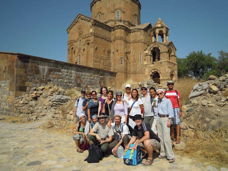 Gruppo di pellegrini italiani a Akdamar, sullo sfondo la chiesa armena di Santa Croce (X sec.)