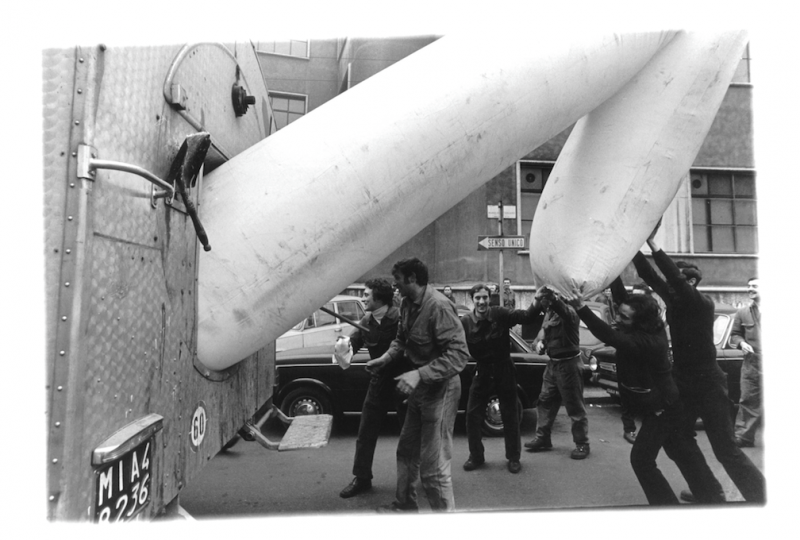 Franco Mazzucchelli, A. TO A., Milano, 1971. Gonfiabili posti all’esterno dell’Alfa Romeo di Milano. Foto © Enrico Cattaneo. Courtesy dell’artista