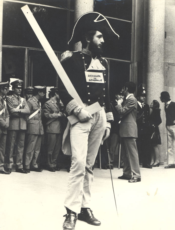 1973. Michele De Lucchi "Designer in Generale" manifesta davanti alla Triennale presidiata dalla polizia