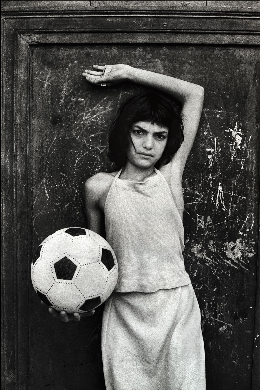 La bambina con il pallone, quartiere la Cala Palermo, 1980 - Courtesy Letizia Battaglia