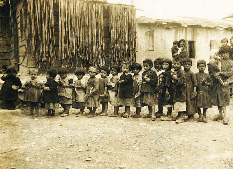 Bambini armeni in un campo profughi di Aleppo - Armenian Genocide Museum-Institute collection