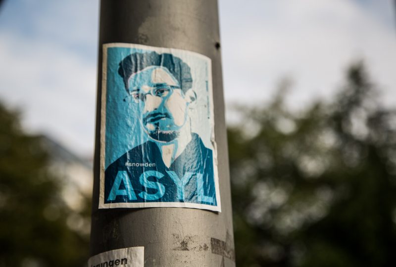 Un adesivo in sostegno della concessione di asilo a Snowden, Anklamer Straße, Berlino - (foto di Tony Webster, fonte http://bit.ly/1Trmqmr)