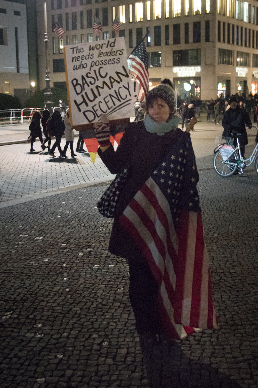 Una expat americana protesta contro Trump a Berlino. Foto: Daniela Carducci