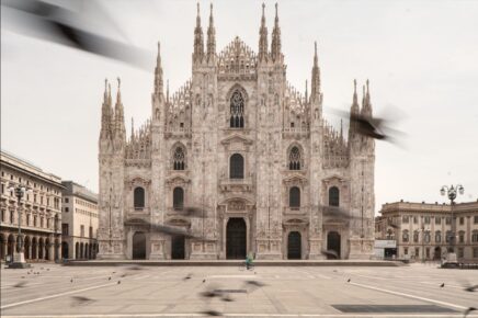 Piazza Duomo ritratta da Filippo Romano, durante il Lockdown del 2020. Illustra le prose poetiche La Sparizione di Milano di Gianni Montieri