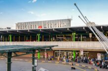 L'ingresso dell'aeroporto di Linate. Da qui e da Malpensa sarà possibile partire con liquidi nel bagaglio a mano in contenitori da 2 litri l'uno.