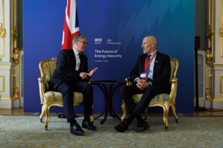 Eni e il governo del Regno Unito hanno annunciato la chiusura finanziaria dell'accordo sul Liverpool Bay CCS la foto dell'incontro tra il PM inglese K.Starmer e l'amministratore delegato di Eni Claudio Descalzi