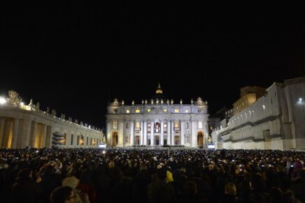 Un'immagine di Piazza San Pietro, durante l'ultimo connclave. Il popolo in attesa di conoscere il nome del Nuovo Papa