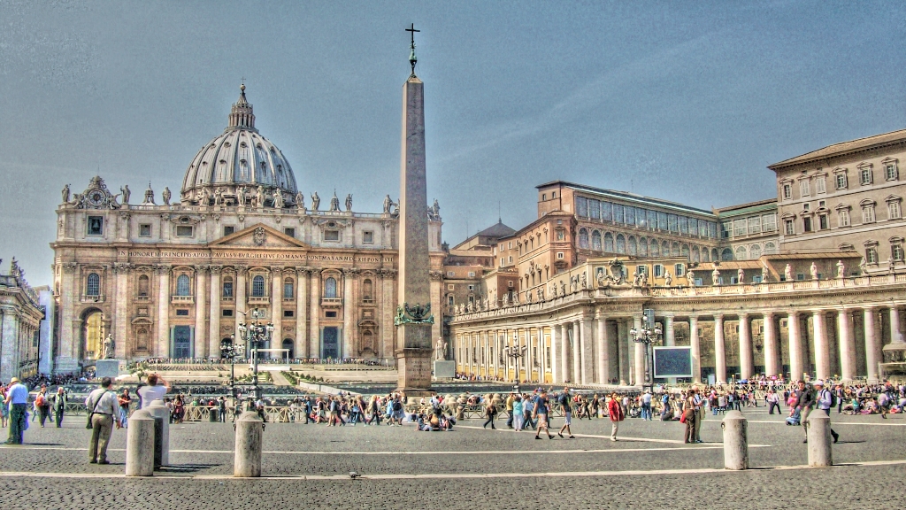 Piazza San Pietro, simbolo del rapporto tra gli italiani e la religione