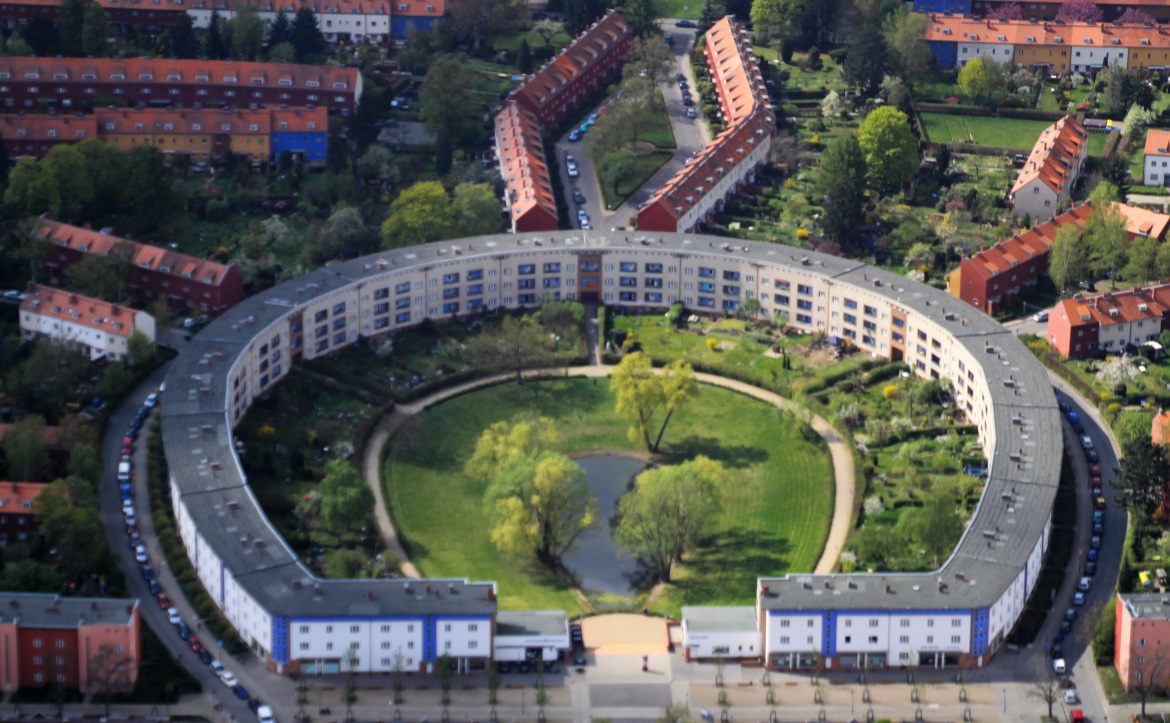ufeisensiedlung (Ferro di cavallo) di Berlin-Britz del 1925-31, simbolo della architettura razionalista a Berlino