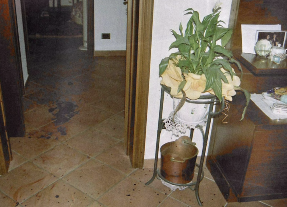 Una delle immagine storice della scena del crimine, dopo l’omicidio di Chiara Poggi a Garlasco, per il quale risulta oggi indagato Andrea Sempio