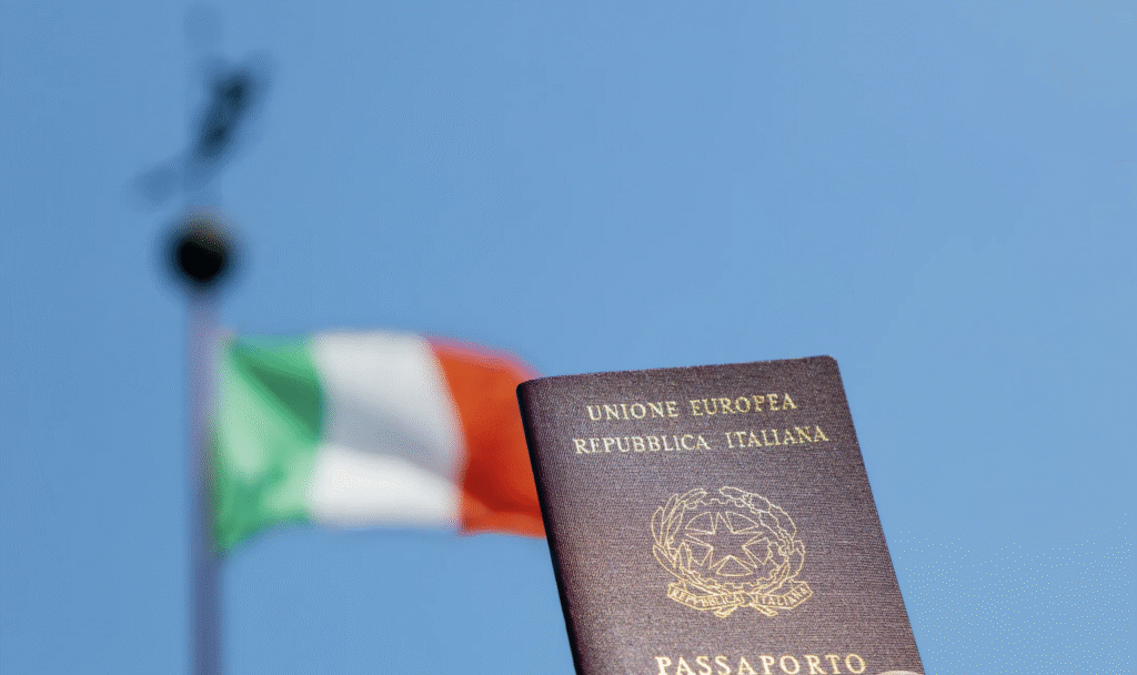 Il governo Meloni cambia la legge sulla cittadinanza e modifica le regole volute a suo tempo da Mirko Tremaglia. Un doppio favore a Trump