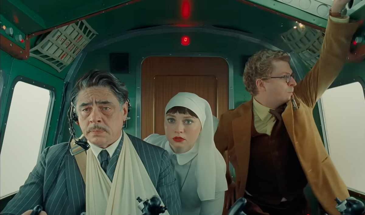 Un fotogramma de La Trama Fenicia, ultimo film di Wes Anderson