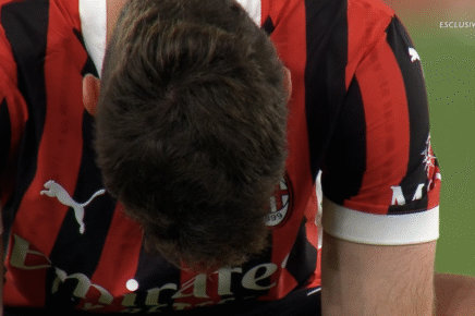 Santi Gimenez, prostrato, dopo la sconfitta nella finale di Coppa Italia, Milan Bologna del 14 maggio 2025. A Furlani possiamo solo chiedere: dimettiti