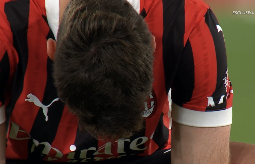 Santi Gimenez, prostrato, dopo la sconfitta nella finale di Coppa Italia, Milan Bologna del 14 maggio 2025. A Furlani possiamo solo chiedere: dimettiti