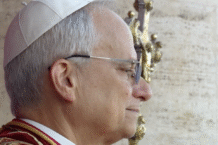 Papa Leone XIV si affaccia su Piazza San Pietro subito dopo la elezione.