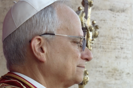 Papa Leone XIV si affaccia su Piazza San Pietro subito dopo la elezione.