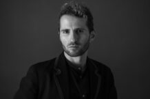 Luca Ciammarughi, pianista e compositore, illustra e interpreta gli aforismi musicali di Satie e dei suoi precedenti e contemporanei