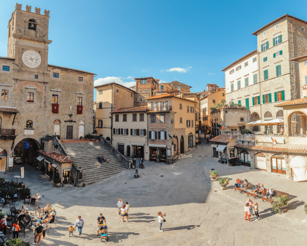 La piazza di Cortona fotografata da Elis Taflaj
