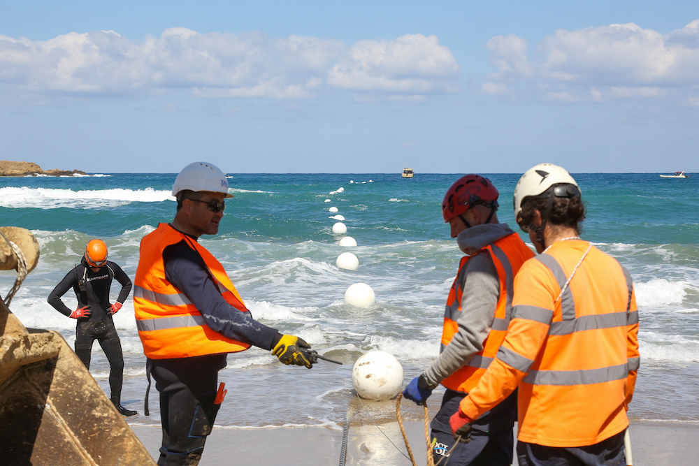 Operai al lavoro per Sparkle in Grecia