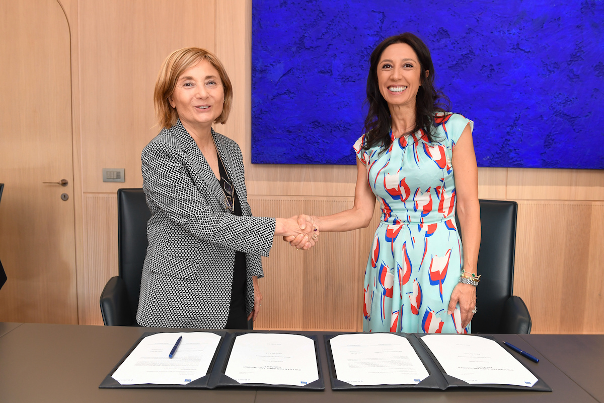 Gelsomina Vigliotti di Bei e Rosalba Bendetto di Banca Ifis alla firma del finanziamento Bei per aiutare Ifis a supportare le farmacie italiane