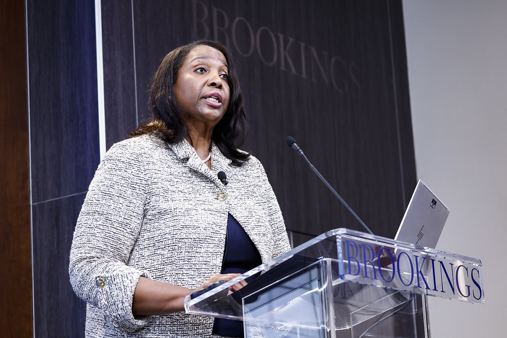 Lisa Cook ha citato in giudizio Donald Trump impugnando come illegittimo il proprio licenziamento dal board della FED