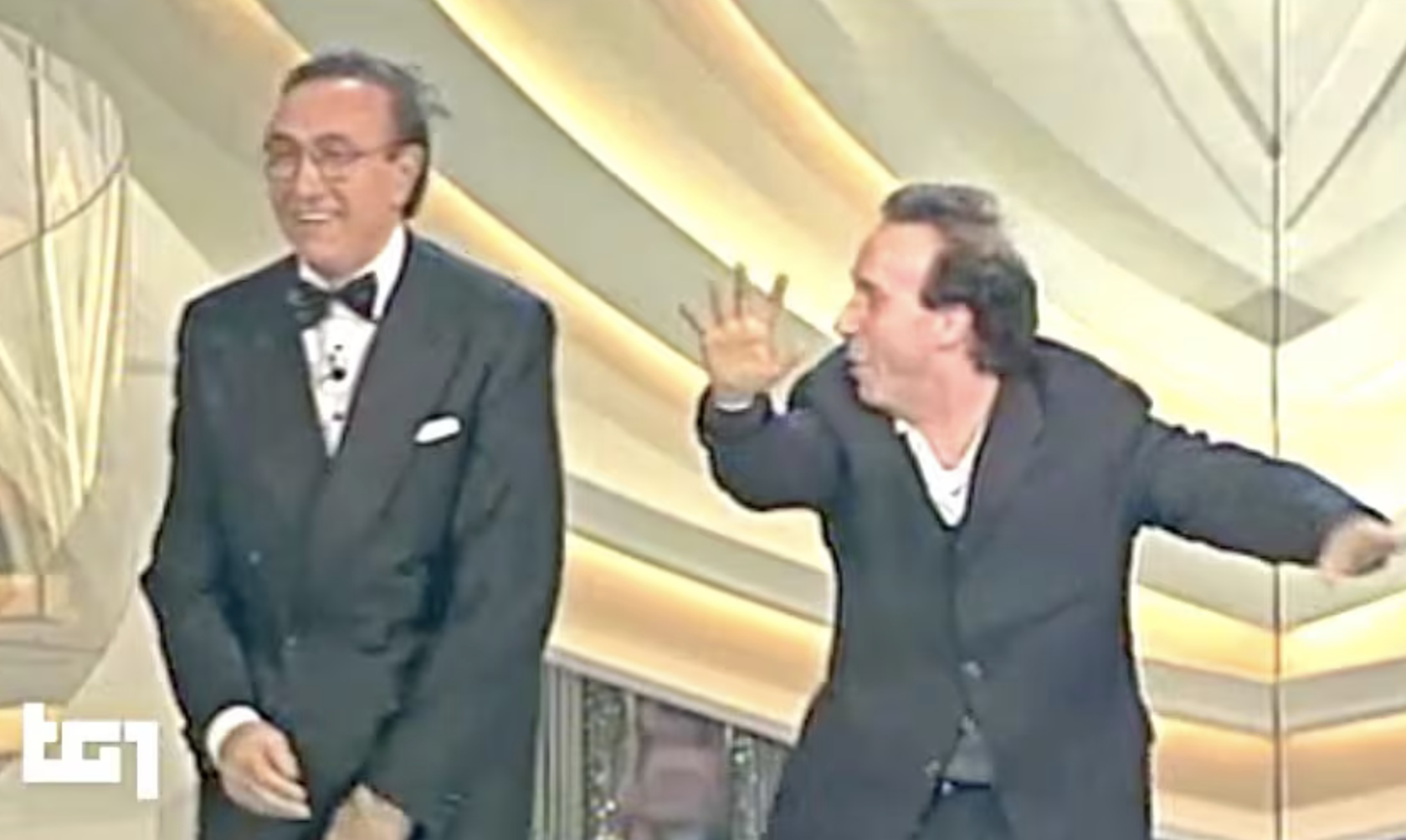 Pippo Baudo, qui con Roberto Benigni, è morto il 16 agosto del 2025