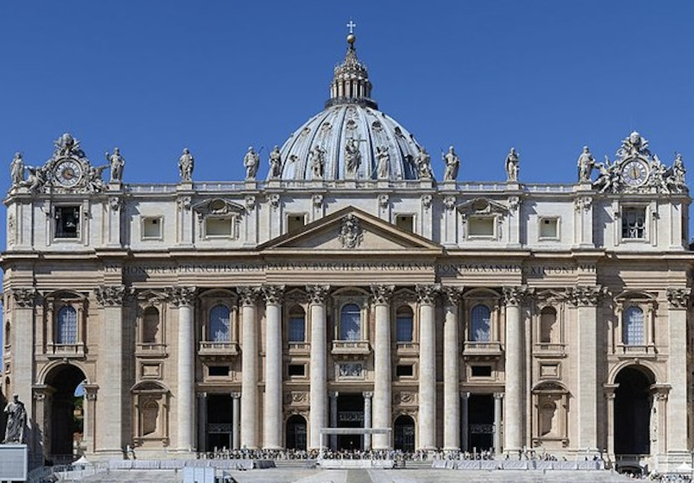 La facciata della Basilica di San Pietro a Roma