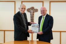 Il Cardinal Matteo Zuppi, a capo della CEI, e il Ceo di Generali Italia Giancarlo Fancel alla sottoscrizione dell'accordo per la prima assicurazione parametrica dedicata alle parrocchie