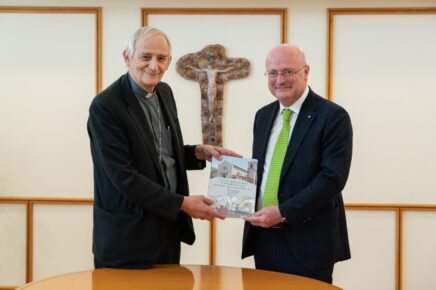 Il Cardinal Matteo Zuppi, a capo della CEI, e il Ceo di Generali Italia Giancarlo Fancel alla sottoscrizione dell'accordo per la prima assicurazione parametrica dedicata alle parrocchie