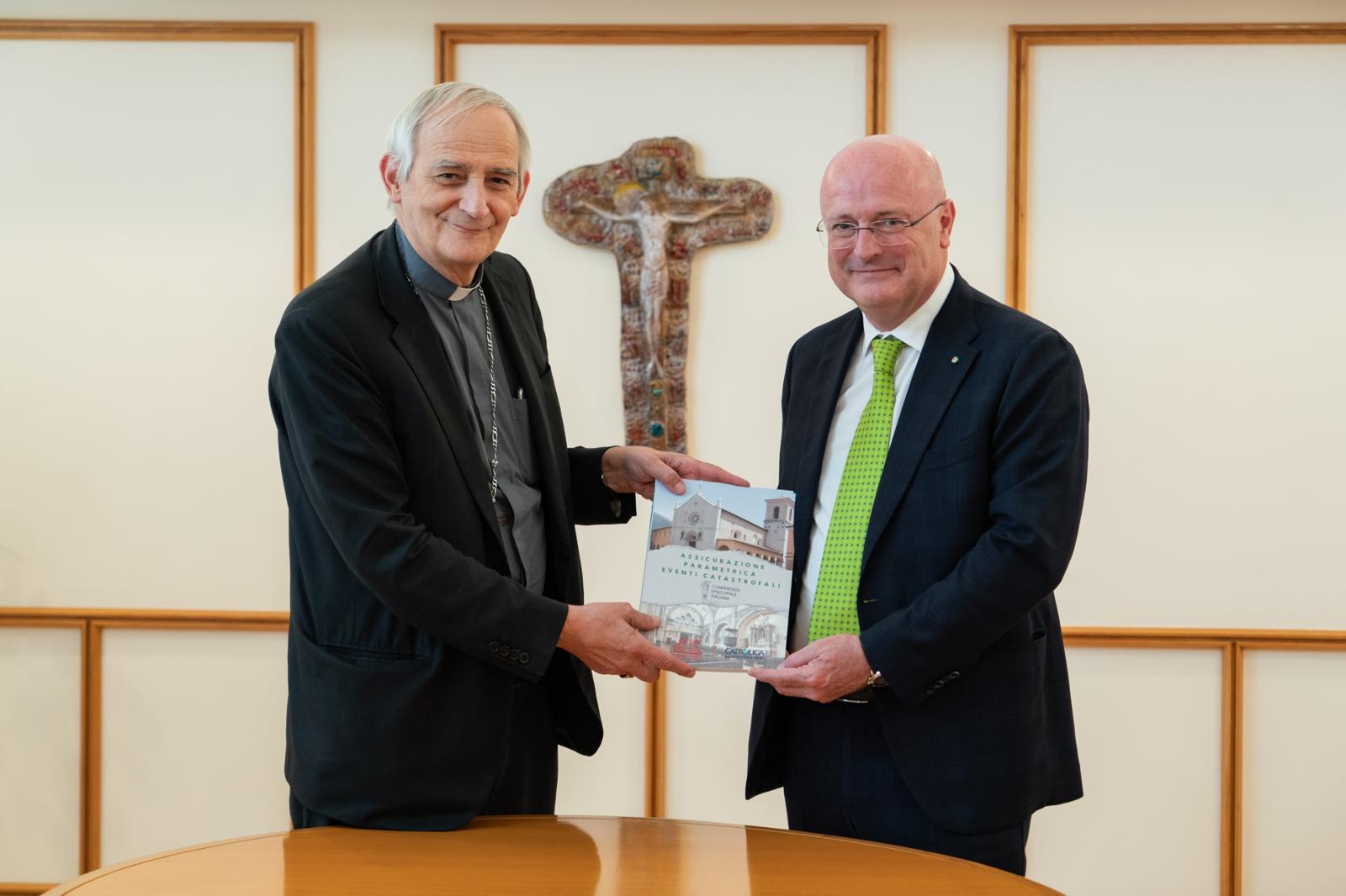 Il Cardinal Matteo Zuppi, a capo della CEI, e il Ceo di Generali Italia Giancarlo Fancel alla sottoscrizione dell'accordo per la prima assicurazione parametrica dedicata alle parrocchie