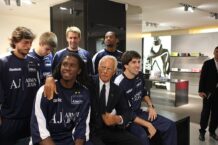 Giorgio Armani e la squadra dell'Olimpia Basket, nel 2009, un anno dopo esserne divenuto patron