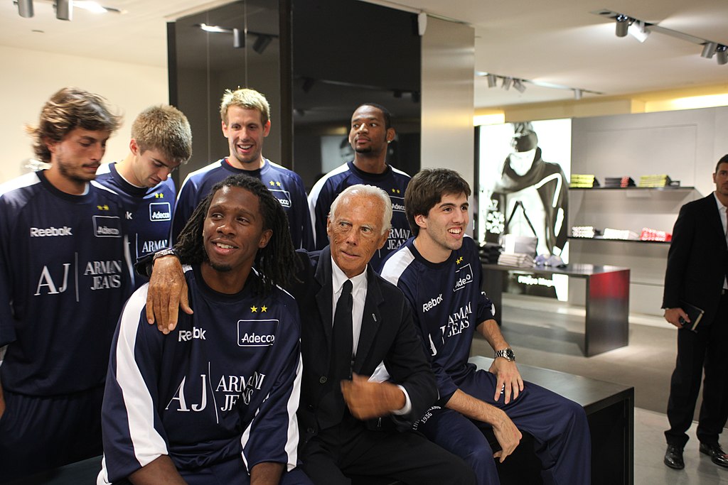 Giorgio Armani e la squadra dell'Olimpia Basket, nel 2009, un anno dopo esserne divenuto patron