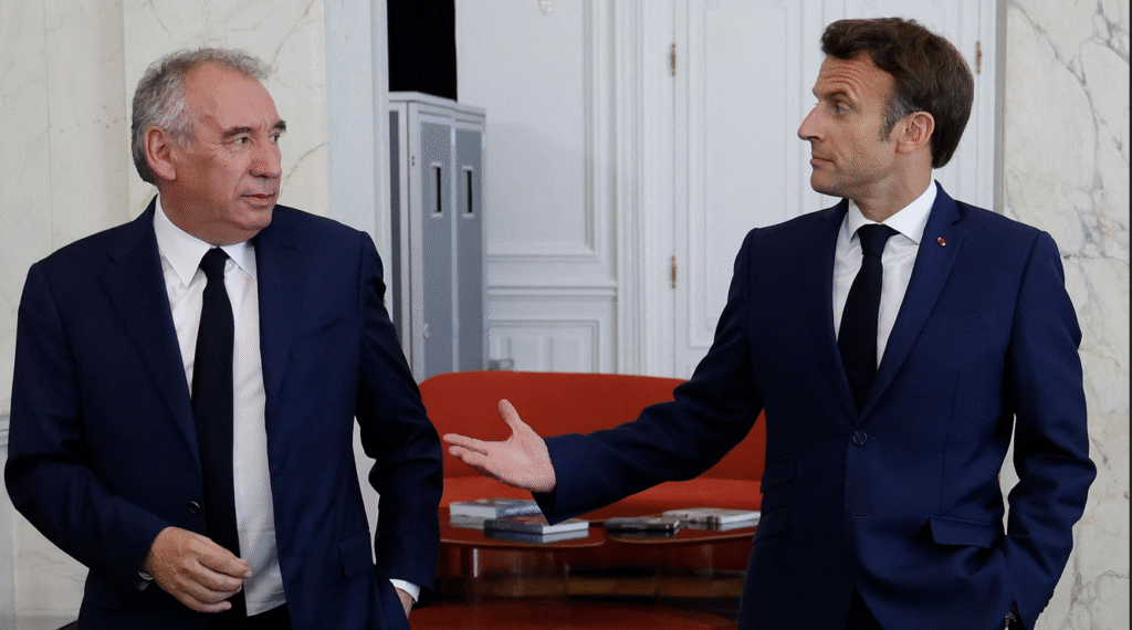 Francois Bayrou, capo del governo, ed Emmanuel Macron, presidente della Repubblica di Francia, alle prese con una crisi di governo che potrebbe portare alle urne