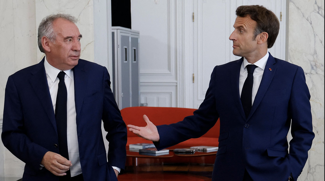 Francois Bayrou, capo del governo, ed Emmanuel Macron, presidente della Repubblica di Francia, alle prese con una crisi di governo che potrebbe portare alle urne