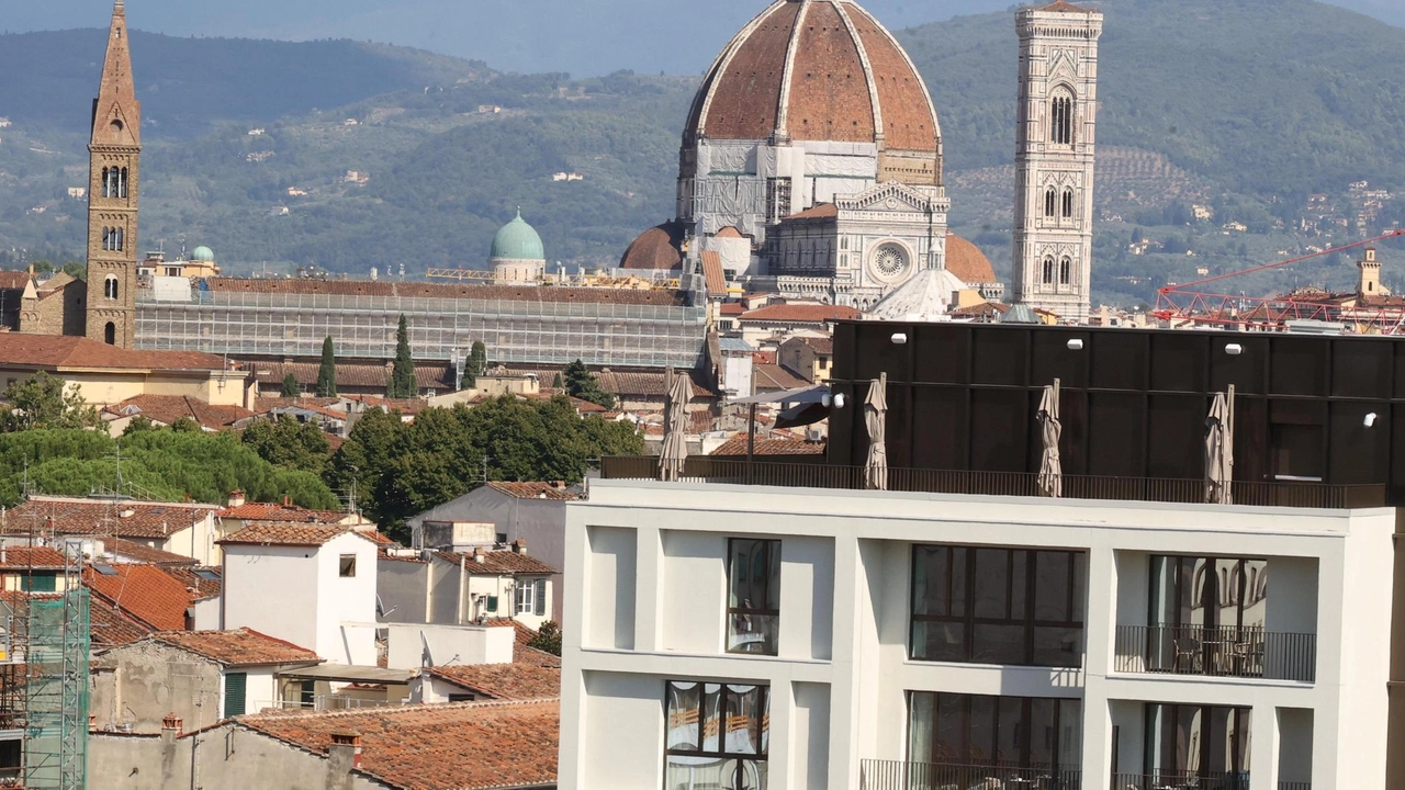 Il cubo nero e bianco di Firenze