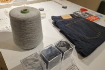 Bobina di filato grigio e campioni di denim riciclato esposti in Giappone