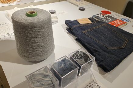 Bobina di filato grigio e campioni di denim riciclato esposti in Giappone