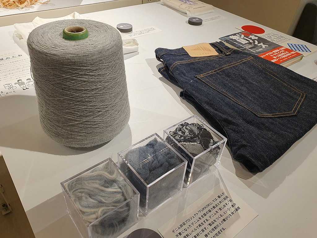 Bobina di filato grigio e campioni di denim riciclato esposti in Giappone