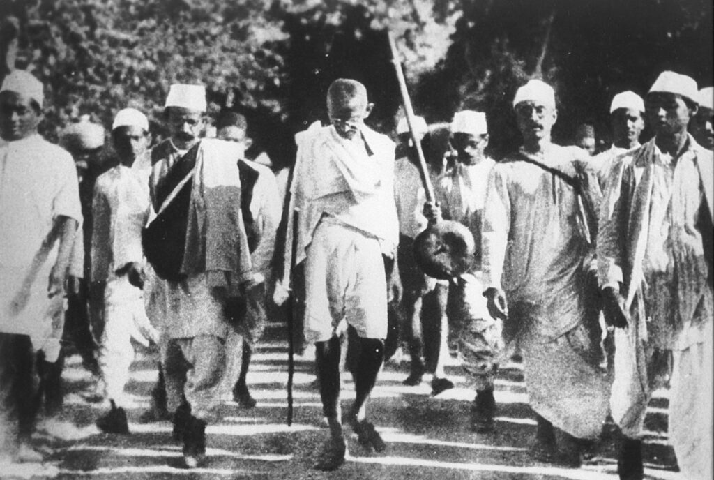 Marcia del Sale, Ghandi alla testa del corteo non violento