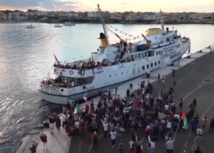 Nave Conscience salpa dal porto di Otranto per Gaza