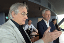 (De g. à dr.) Jean Musy, Président de l'APES et Nicolas Bideau (DFAE) © Peter Kenny 2025