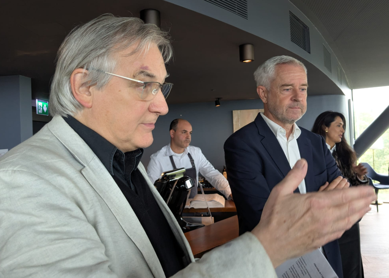 (De g. à dr.) Jean Musy, Président de l'APES et Nicolas Bideau (DFAE) © Peter Kenny 2025