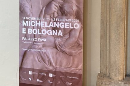 locandina della mostra "Michelangelo a Bologna" esposta all'ingresso di Palazzo Fava