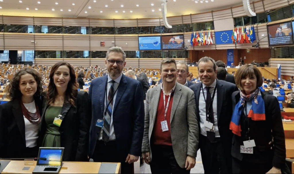 Il sindaco di Bologna Matteo Lepore, l'esperta Benedetta Brighenti, e il team che presentato il parere sul clima e l'adattamento di città e regioni a Bruxelles