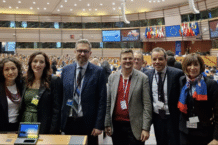 Il sindaco di Bologna Matteo Lepore, l'esperta Benedetta Brighenti, e il team che presentato il parere sul clima e l'adattamento di città e regioni a Bruxelles