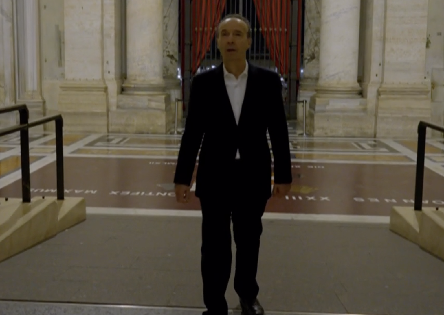 Roberto Benigni in un'immagine tratta da “Un uomo nel Vento” spettacolo dedicato a Pietro e realizzato in Vaticano