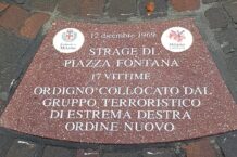La lapide in Piazza Fontana, in ricordo dell'attentato terroristico del 12 dicembre 1969