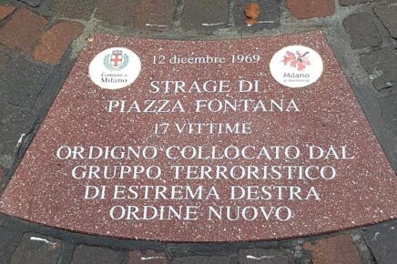 La lapide in Piazza Fontana, in ricordo dell'attentato terroristico del 12 dicembre 1969
