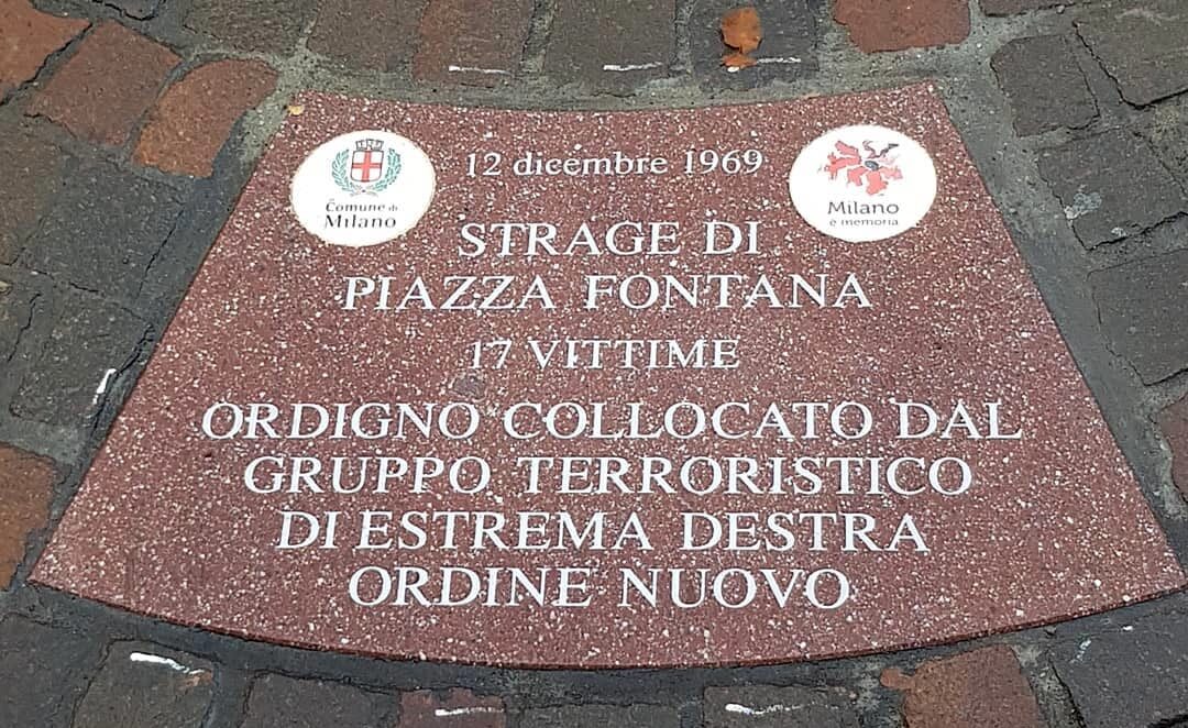 La lapide in Piazza Fontana, in ricordo dell'attentato terroristico del 12 dicembre 1969