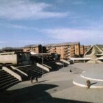 La piazza di Pieve Emanuele, progetto INCIS, di Guido Canella